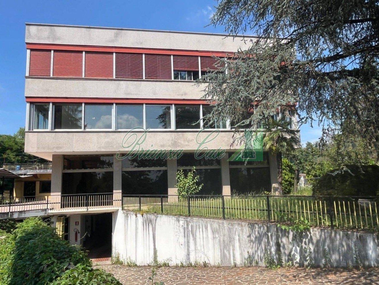 6 bedrooms Apartment in Usmate Velate, Italy No. 327103