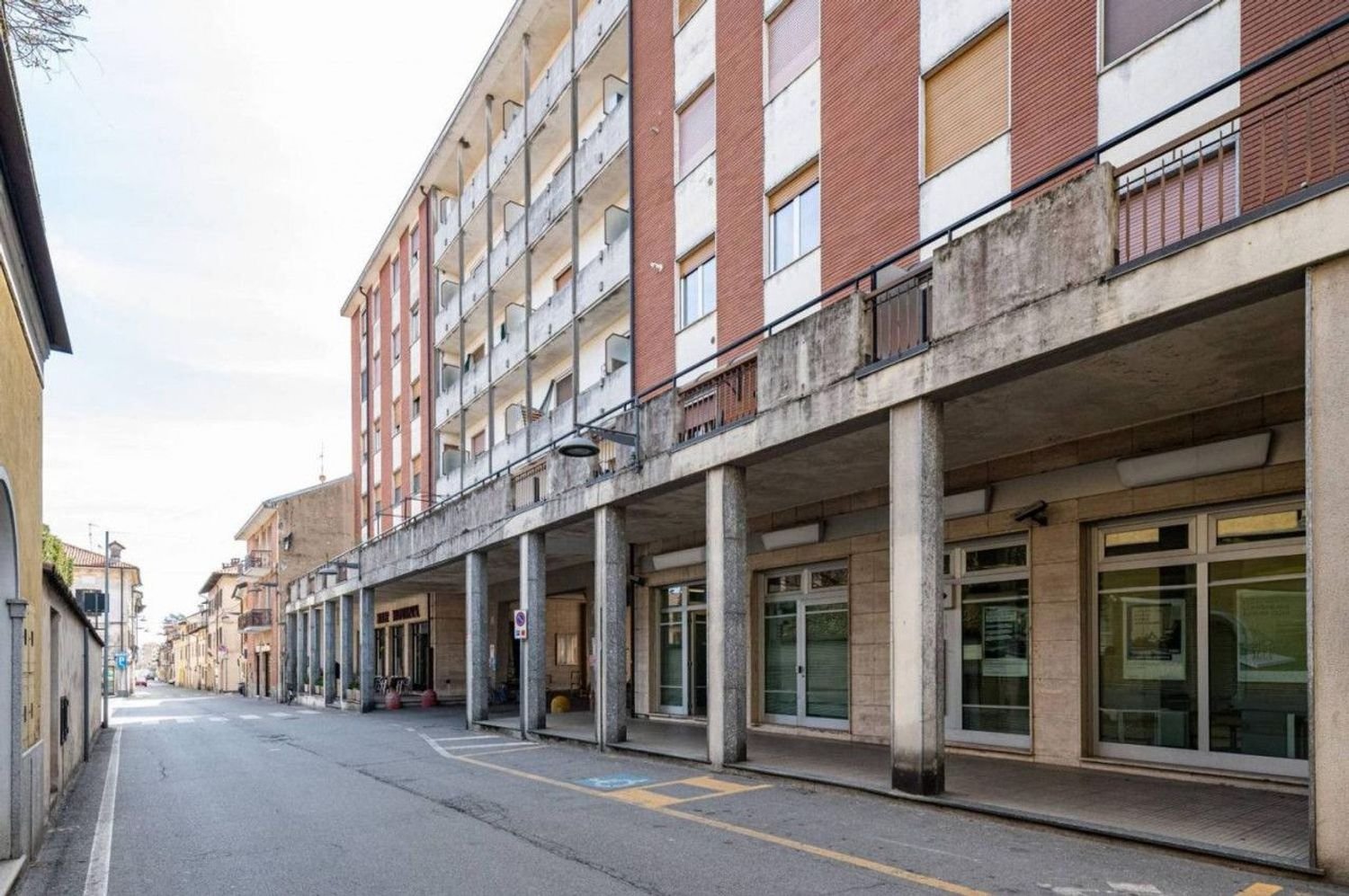 365m² Office in Ghemme, Italy No. 376361