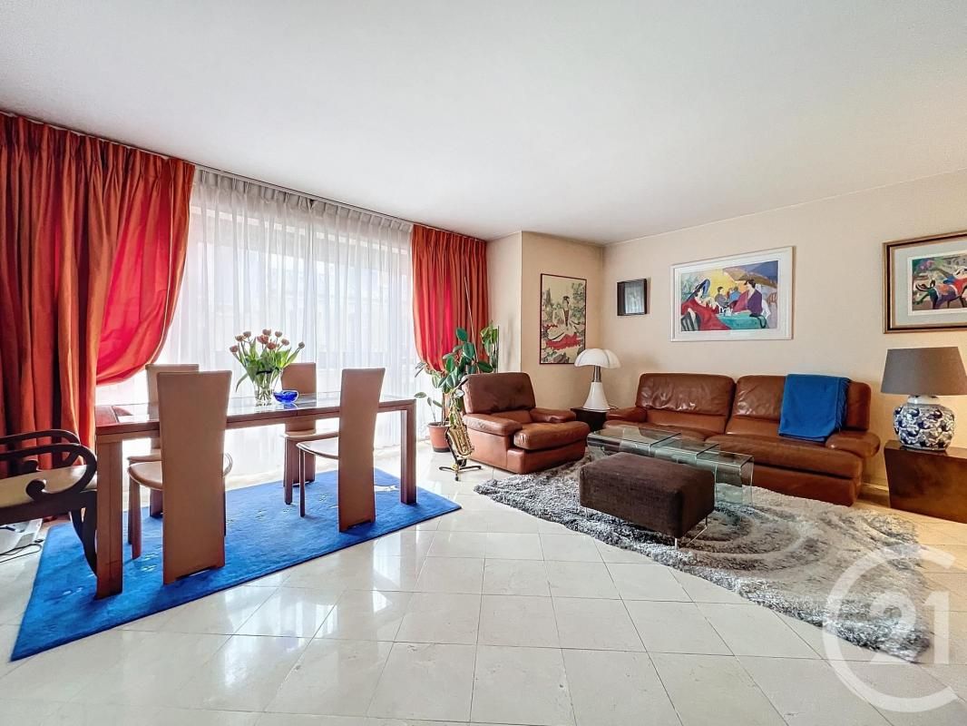 2 bedrooms Apartment in Paris, France No. 165444