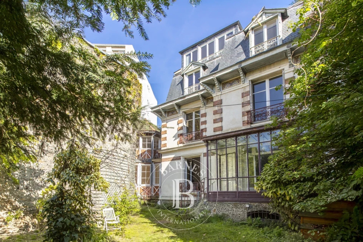 8 rooms House in Paris, France No. 342835