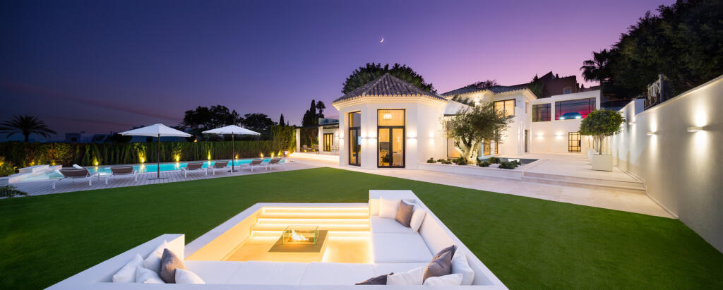 5 bedrooms Villa in Marbella, Spain No. 276686
