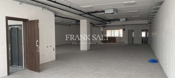 Tienda en Qormi, Malta No. 13174 2