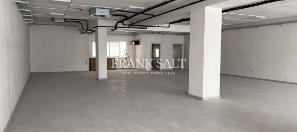 Tienda en Qormi, Malta No. 13174 5