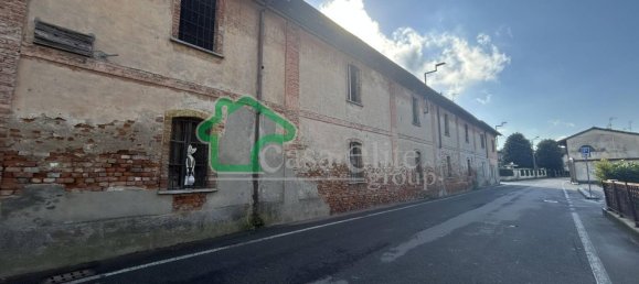 6 rooms Apartment in Mairago, Italy No. 12677 3