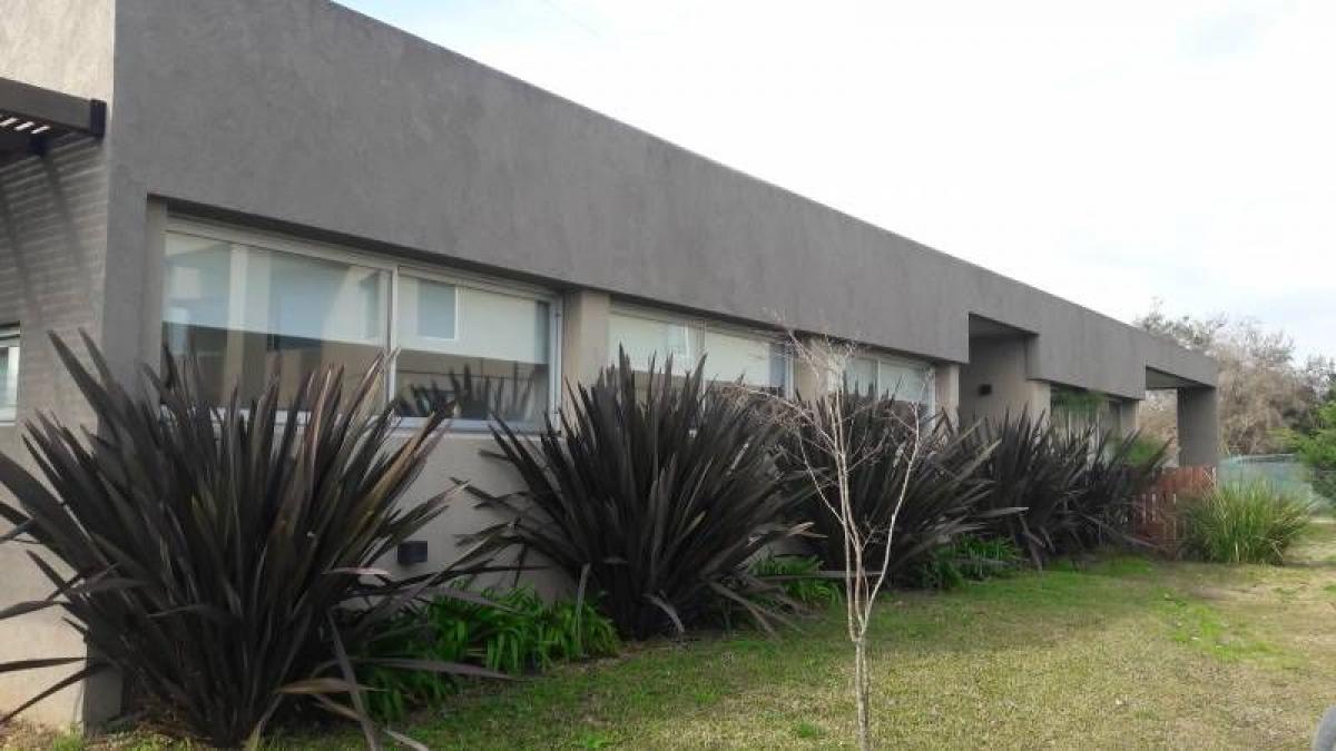 4 bedrooms House in Escobar, Argentina No. 19247