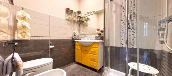 4 rooms Apartment in Parma, Italy No. 238982 3