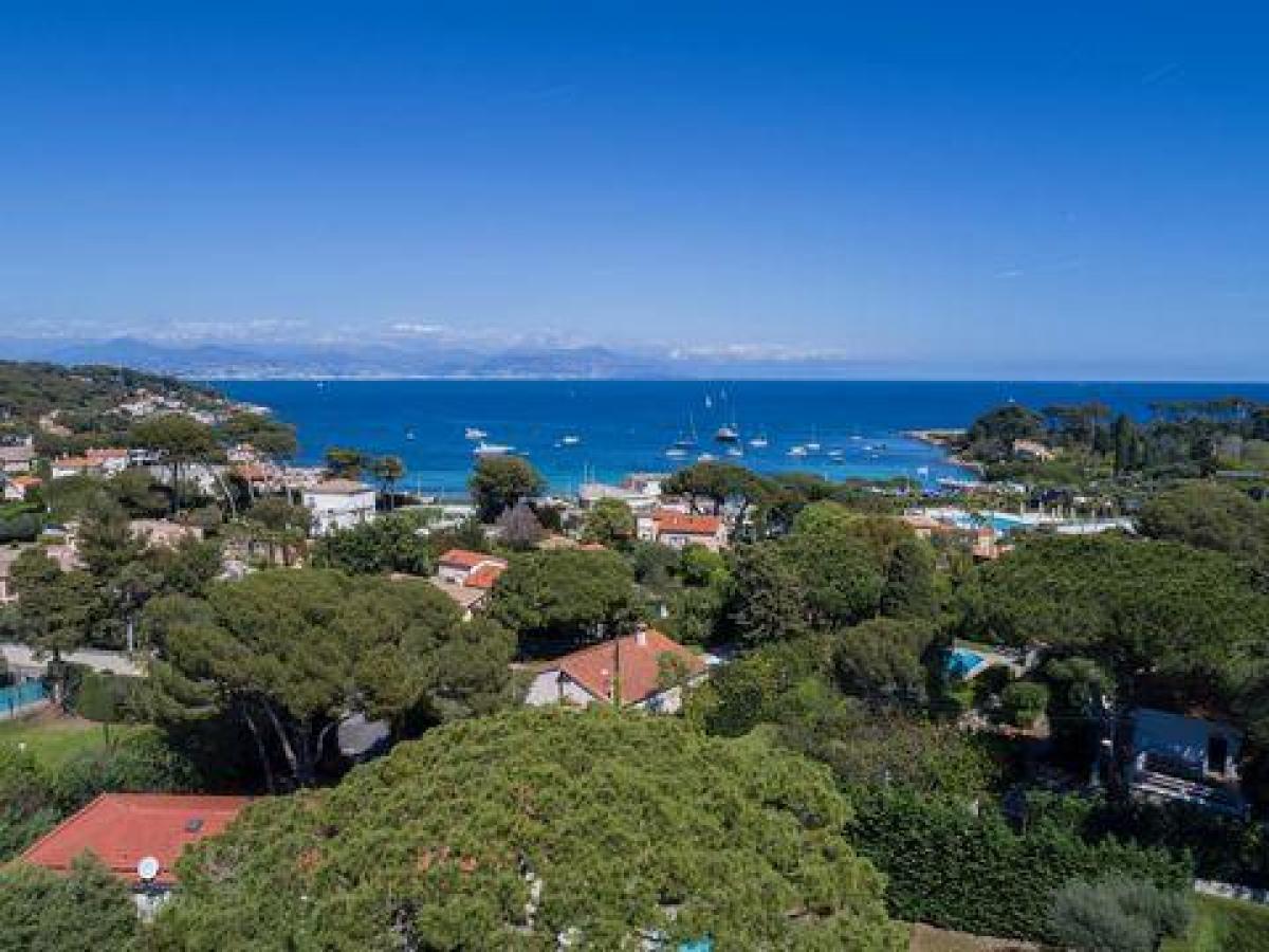3 bedrooms Condo in Antibes, France No. 3240
