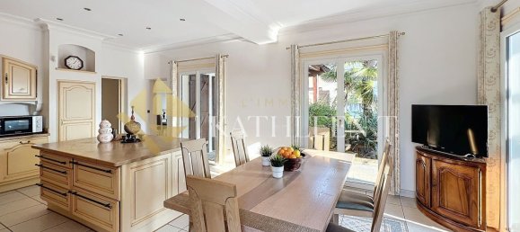 Вилла с 5 спальнями в Бургуэн-Жальё, Франция № 308050 9