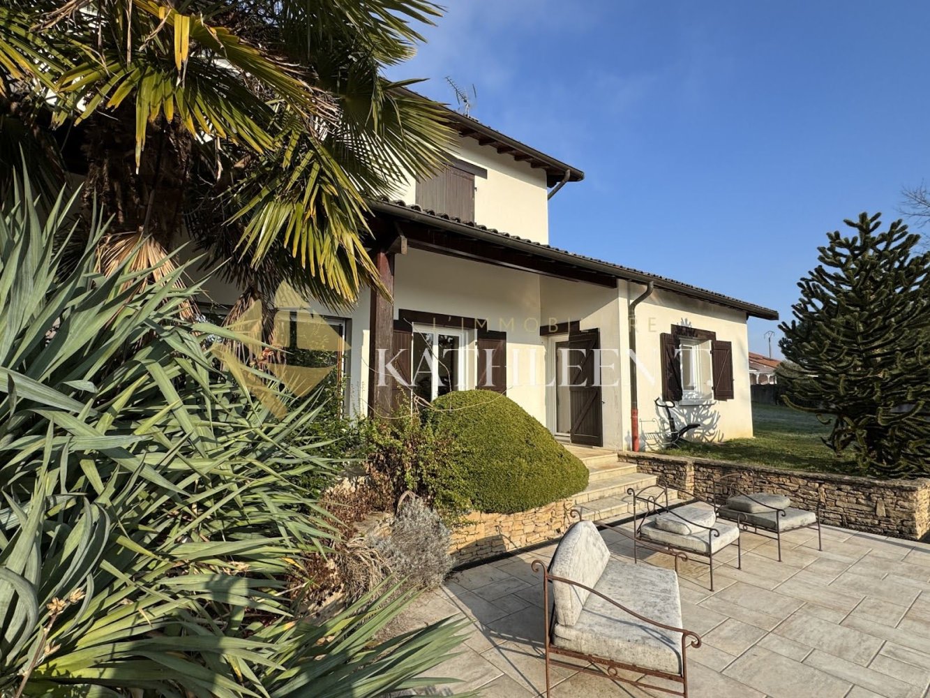 Вилла с 5 спальнями в Бургуэн-Жальё, Франция № 308050