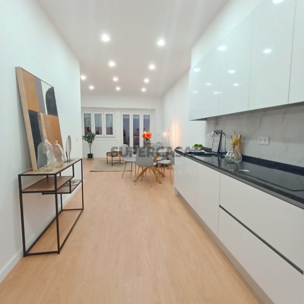 3 bedrooms Apartment in Lisbon, Portugal No. 160017