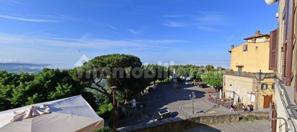 Квартира с 3 спальнями в Кортона, Италия № 44984 8