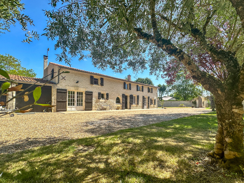 6 bedrooms House in Aumagne, France No. 325647