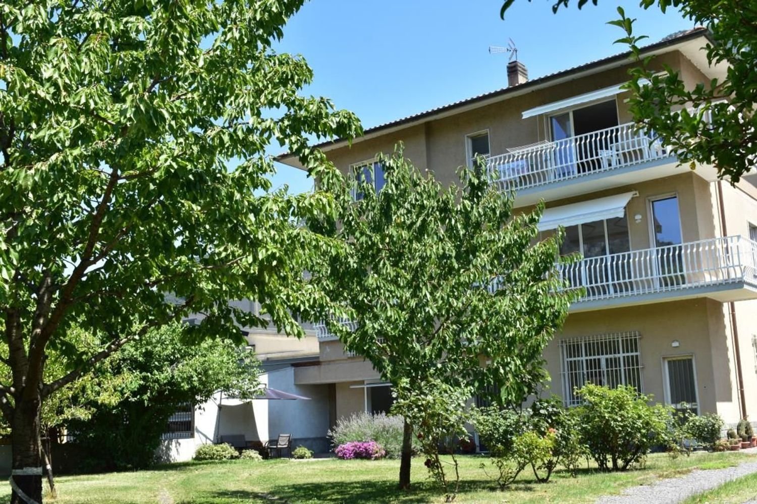 Вилла с 7 комнатами в Лекко, Италия № 162099