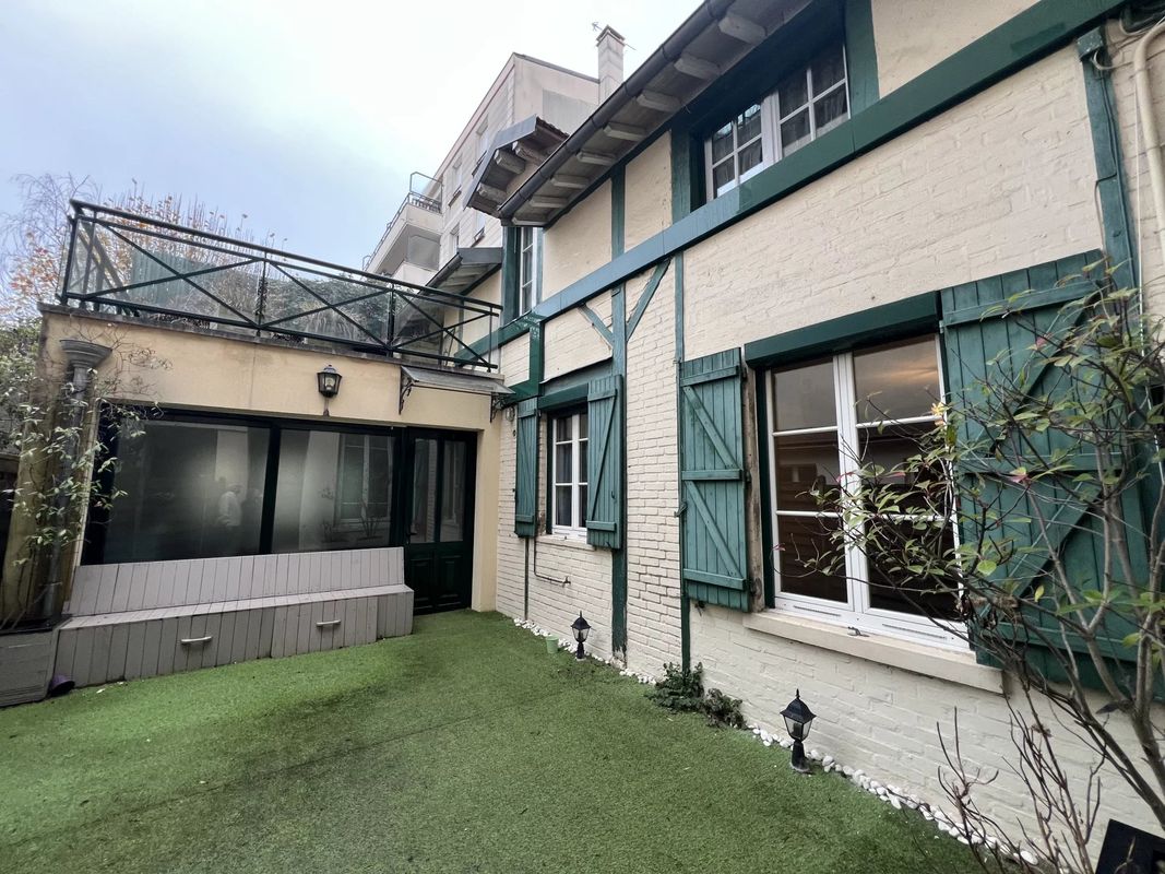 Casa de 2 dormitorios en Le Vesinet, France No. 163267