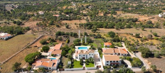 4 bedrooms Villa in Loule, Portugal No. 130131 2