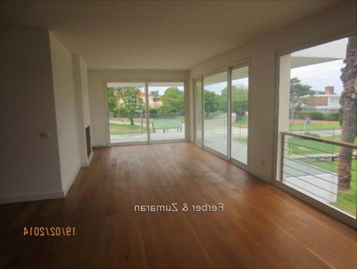 3 bedrooms Apartment in Montevideo, Uruguay No. 11103