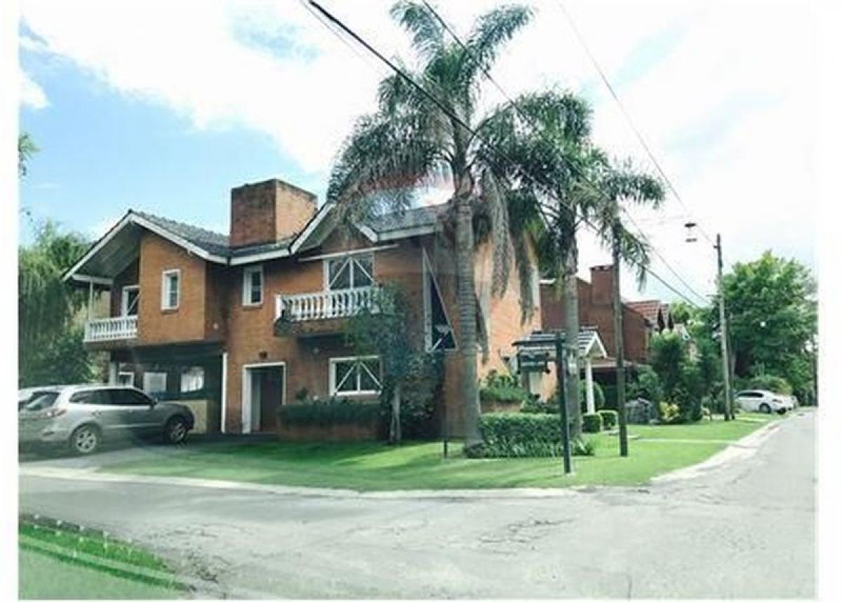 Casa de 4 dormitorios en San Miguel, Argentina No. 3776