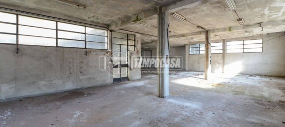 Склад 770м² в Комо, Италия № 279654 9