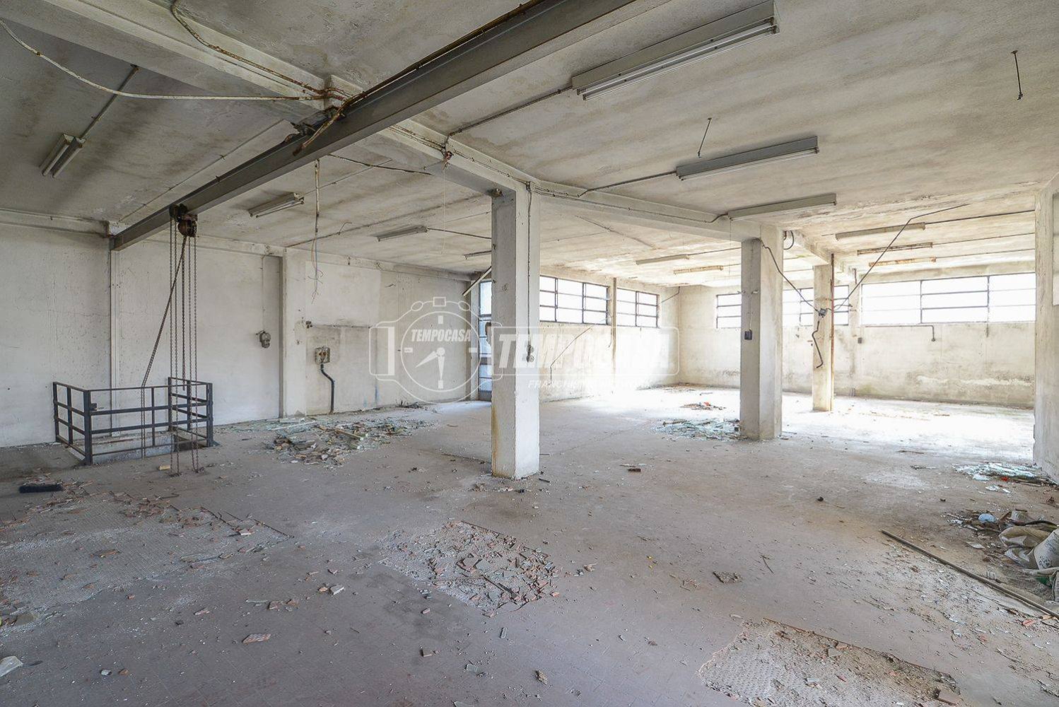 Склад 770м² в Комо, Италия № 279654