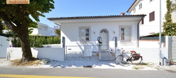 5 rooms House in Forte dei Marmi, Italy No. 37148 21