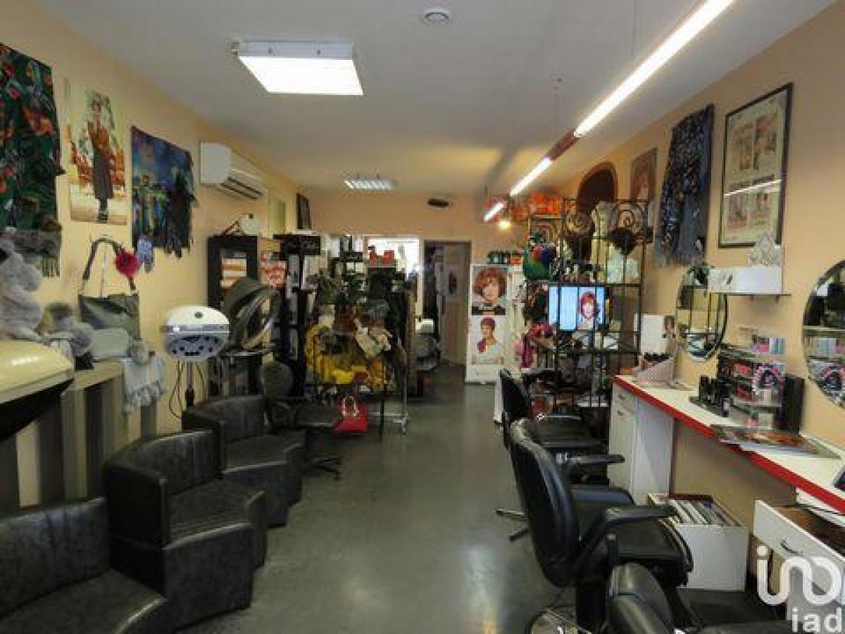 58m² Office in Montargis, France No. 18530