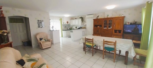 Casa de 3 dormitorios en Saint-Urbain, France No. 106465 3