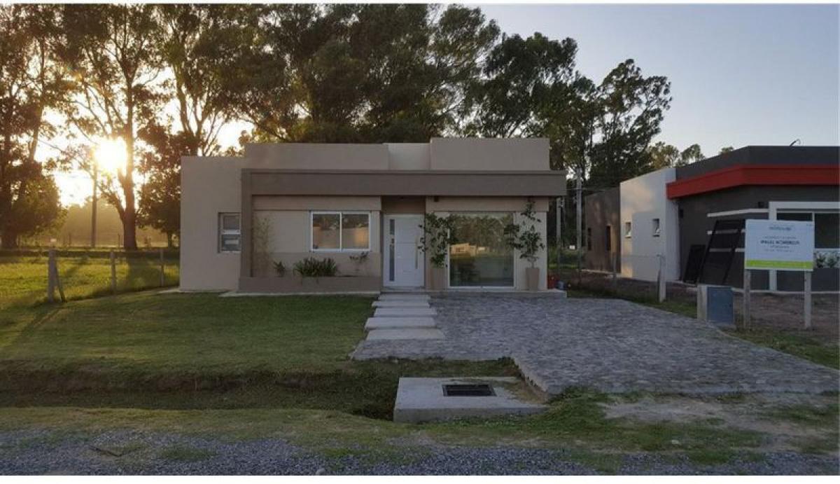 3 bedrooms House in Berazategui, Argentina No. 17692