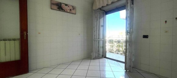 4-salle Appartement à Casalnuovo di Napoli, Italy No. 35953 7