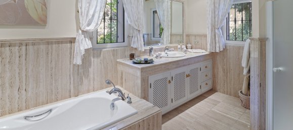 5 bedrooms Villa in Benahavis, Spain No. 4586 30