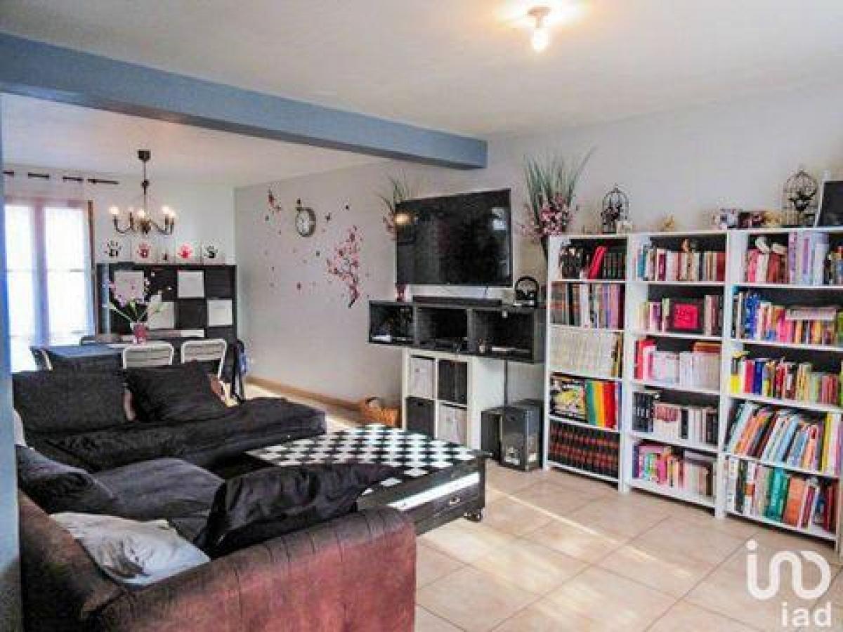 Casa de 4 dormitorios en Puiseaux, France No. 9791