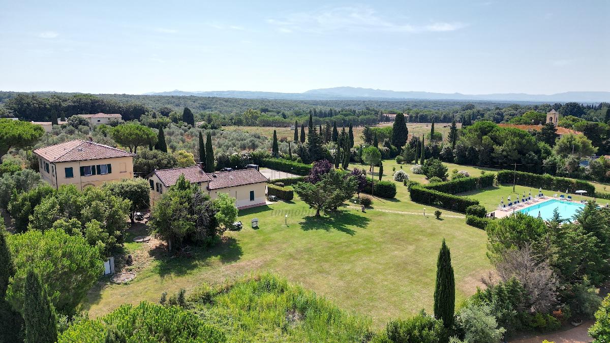 15 bedrooms Building in Cecina, Italy No. 42711