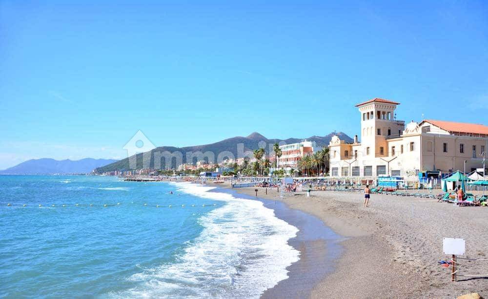 5 rooms Building in Loano, Italy No. 400245