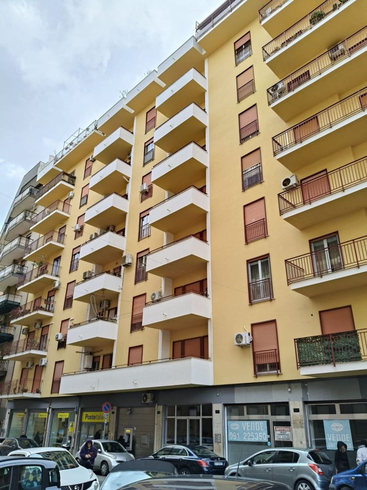 5 rooms Apartment in Palermo, Italy No. 45639