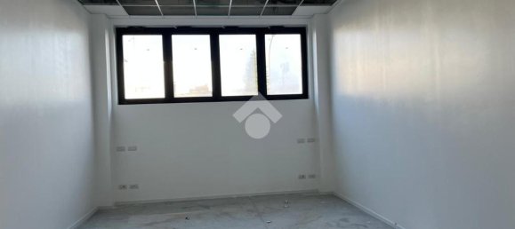 4 rooms Warehouse in Parma, Italy No. 23785 3