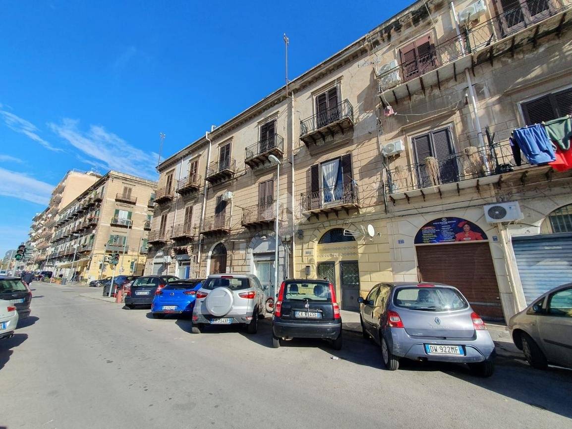2 bedrooms Apartment in Palermo, Italy No. 206678