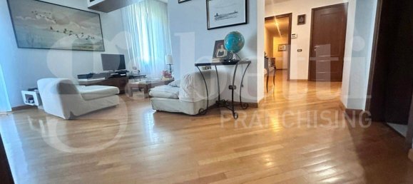 5 Schlafzimmer Wohnung in Erba, Italy, Nr. 312782 3