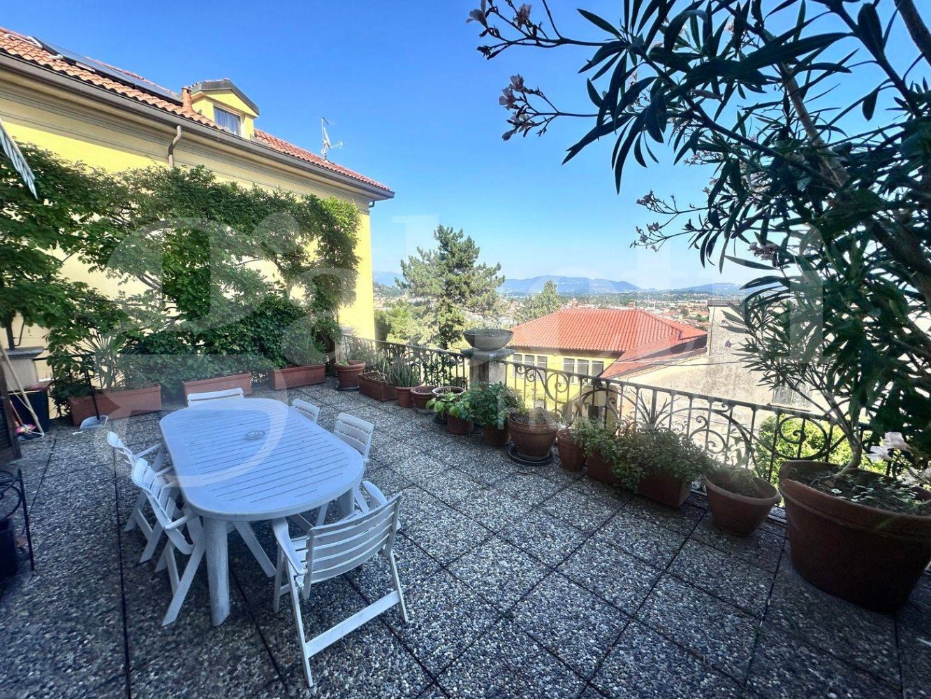 5 Schlafzimmer Wohnung in Erba, Italy, Nr. 312782