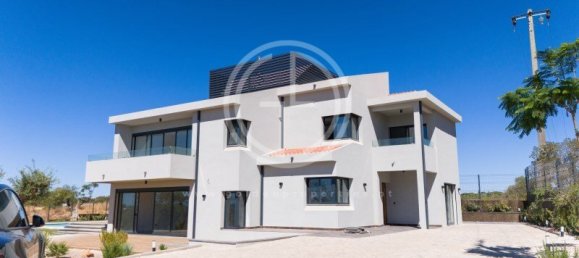 5 bedrooms Villa in Faro, Portugal No. 31946 4