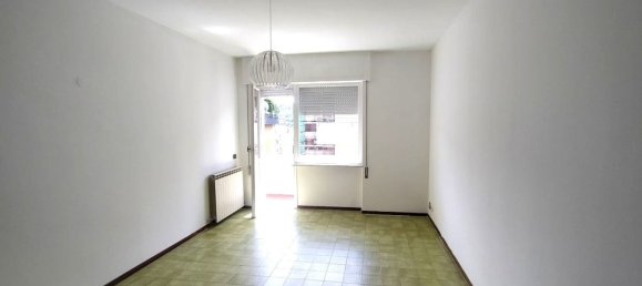 3 rooms Apartment in Carrara, Italy No. 287543 8