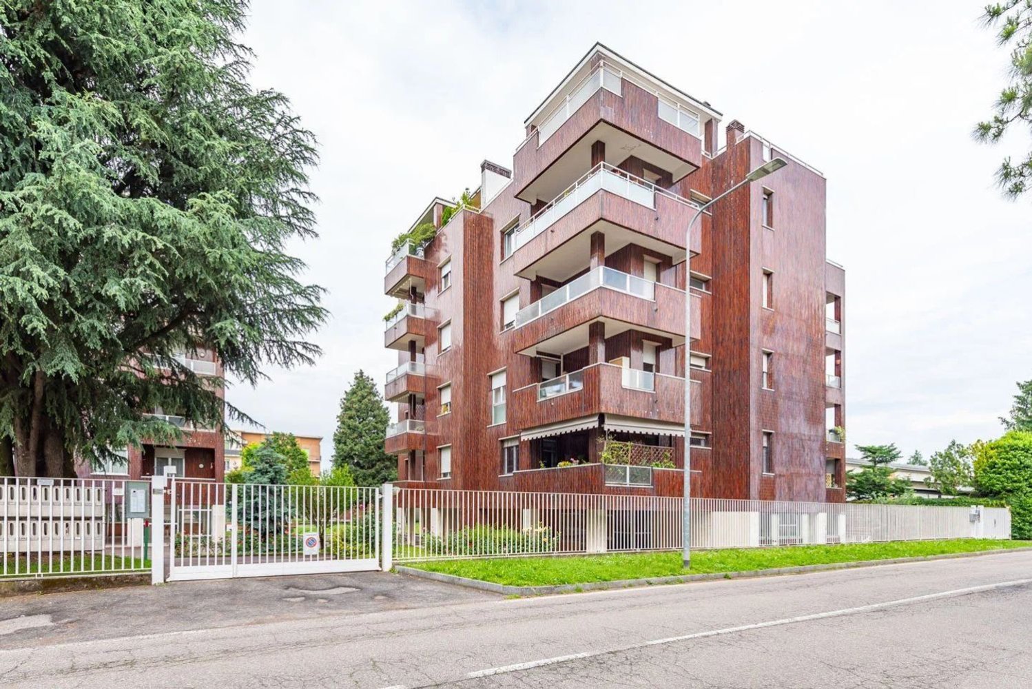 140m² Office in Lainate, Italy No. 6048