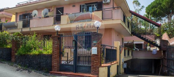 3-salle Appartement à Aci Castello, Italy No. 14775 38