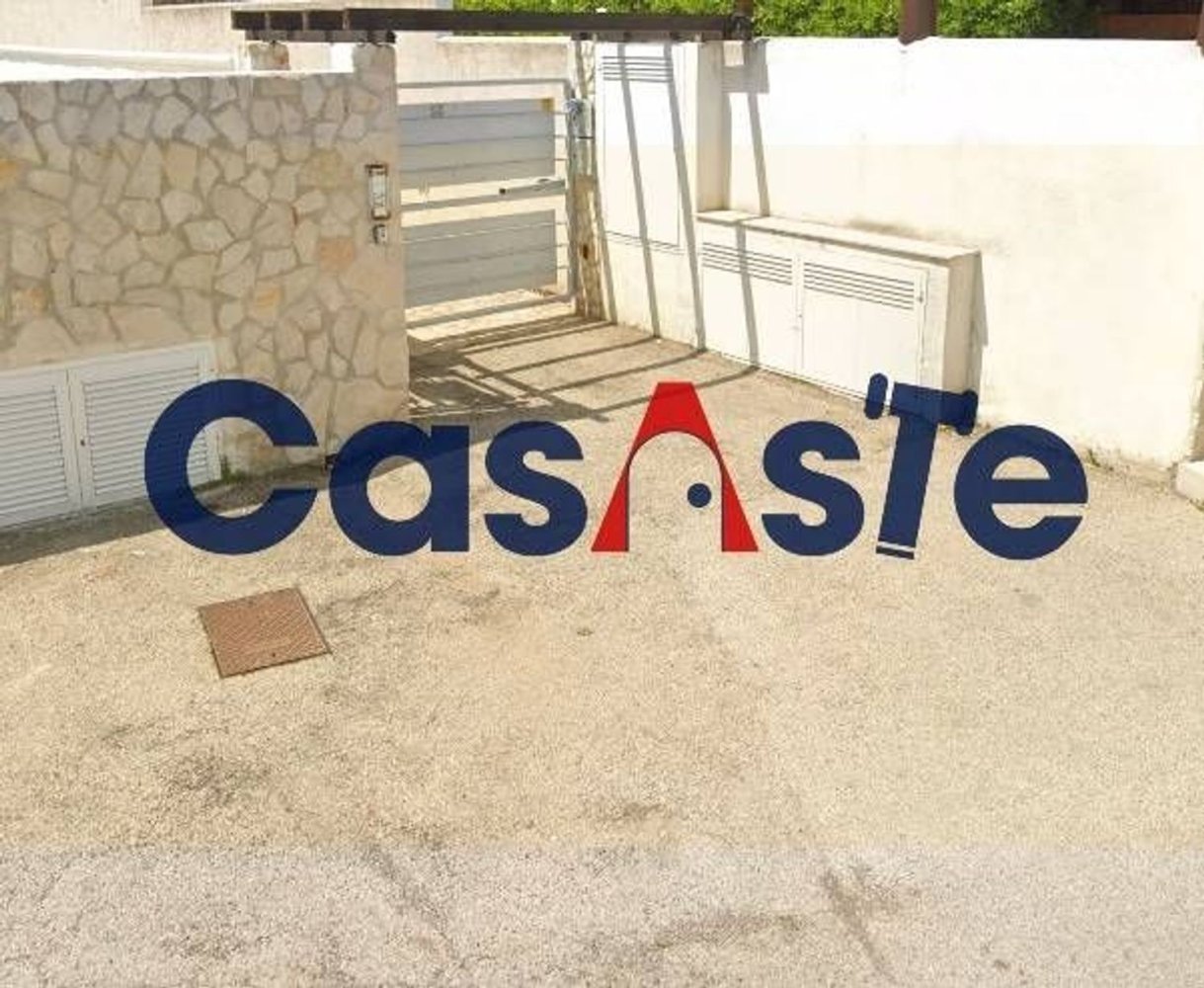 Casa de 3 habitaciónes en Bisceglie, Italy No. 35025