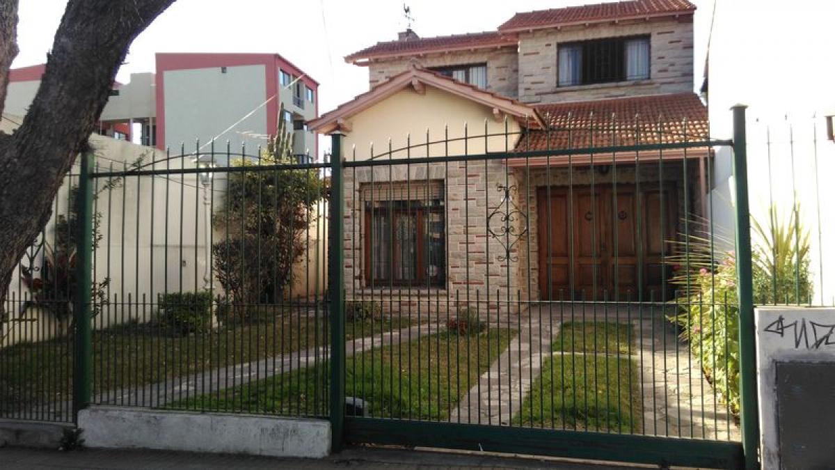 Casa de 4 dormitorios en Quilmes, Argentina No. 92385