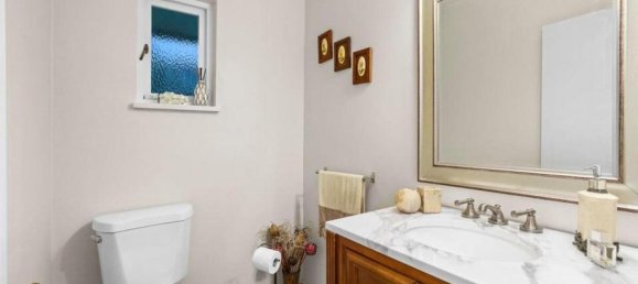 3 bedrooms House in British Columbia, Canada No. 1247 10