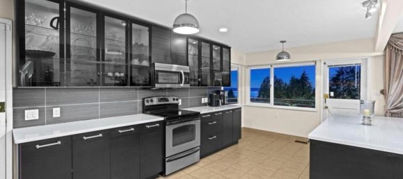 3 bedrooms House in British Columbia, Canada No. 1247 11