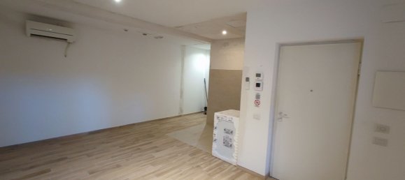 2 rooms Apartment in Rome, Italy No. 27180 9