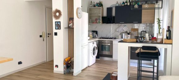 Квартира с 2 спальнями в Генуя, Италия № 371436 4