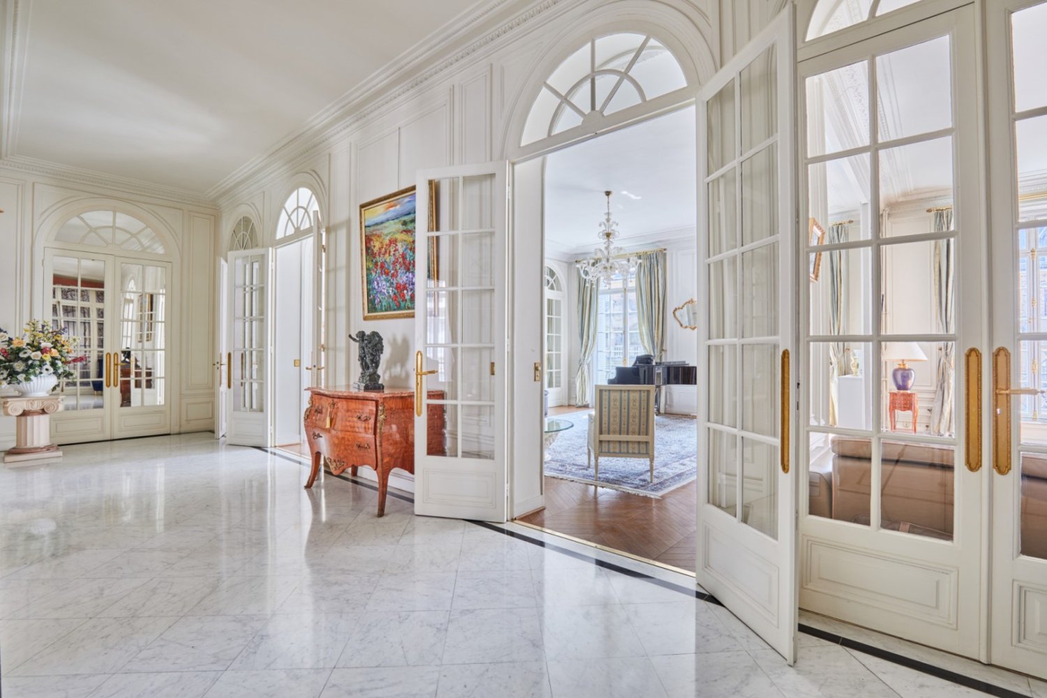 5 bedrooms Apartment in Paris, France No. 345056