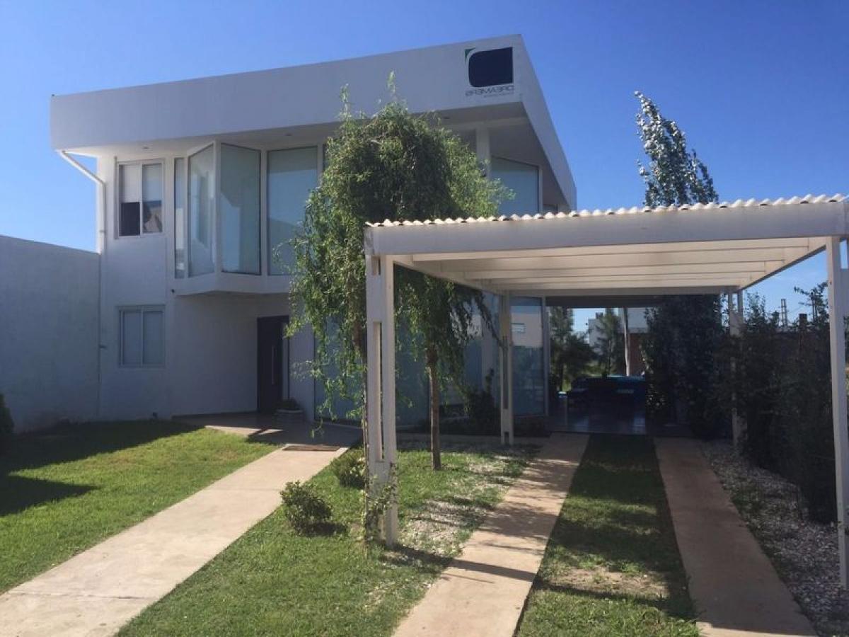 Casa de 3 dormitorios en Santa Fe, Argentina No. 57681