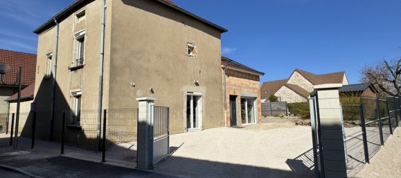 3 bedrooms House in Varennes-le-Grand, France No. 200692 2